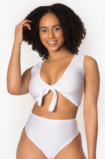 Blusa blanca sin mangas con lazo